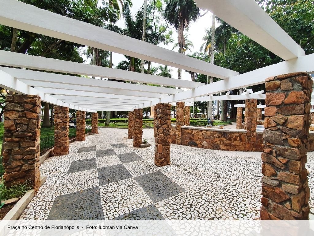 Praça com pérgola e calçada de pedras no Centro de Florianópolis