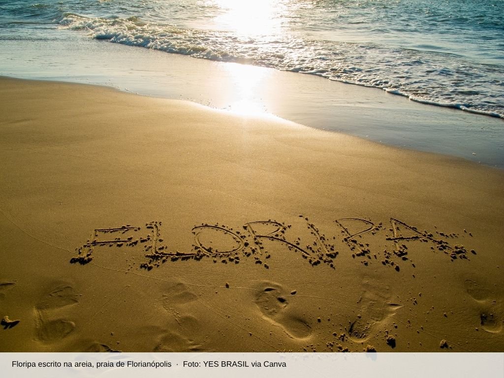 Palavra Floripa escrita na areia da praia