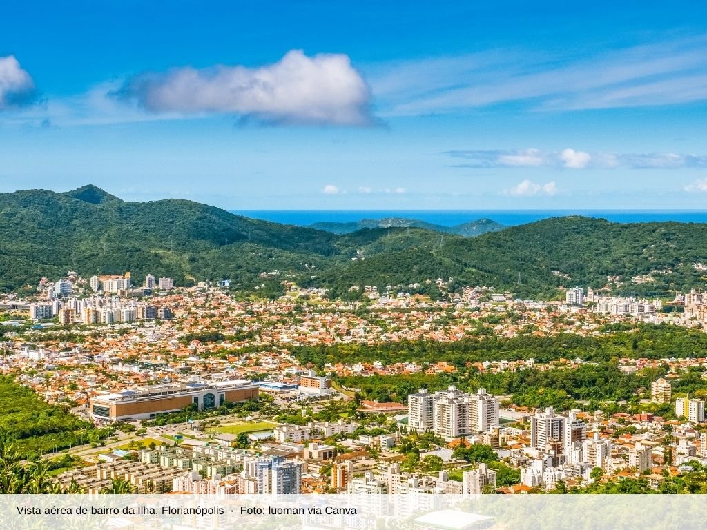 Vista aérea de bairro da Ilha de Santa Catarina, Florianópolis