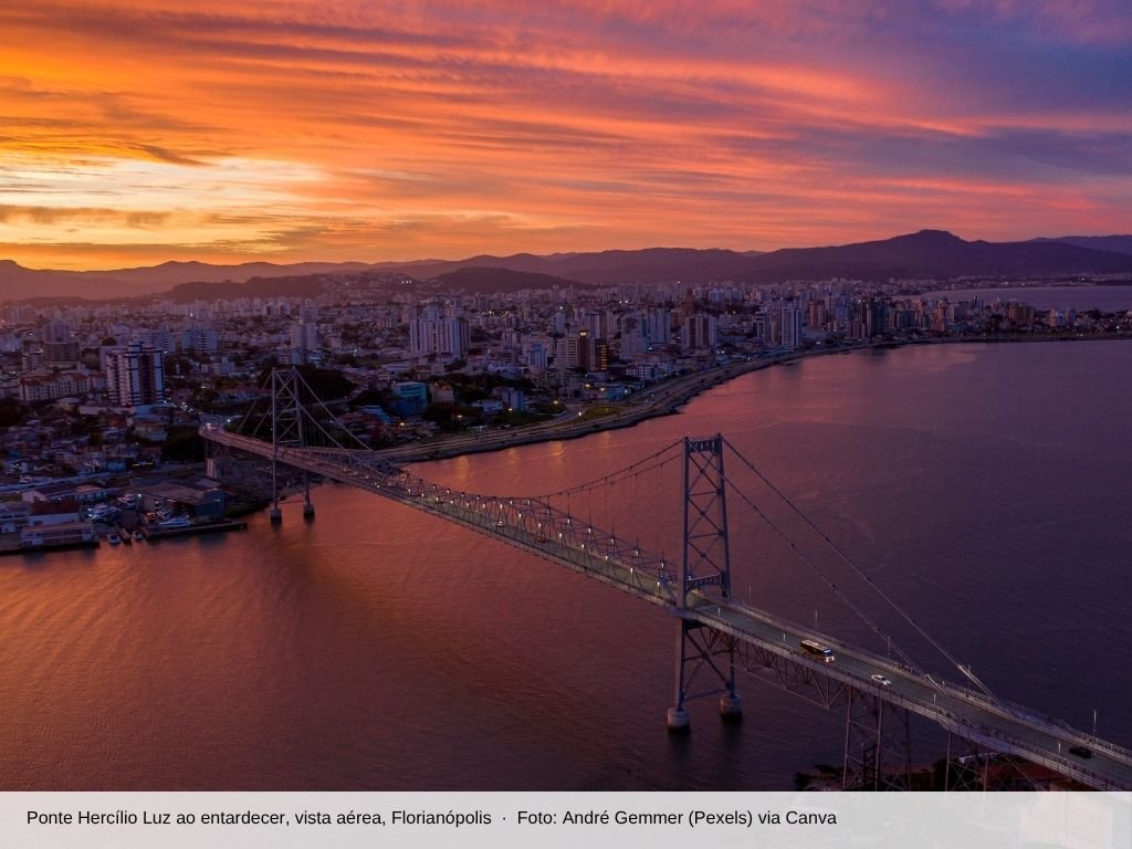 Ponte Hercílio Luz ao entardecer, vista aérea