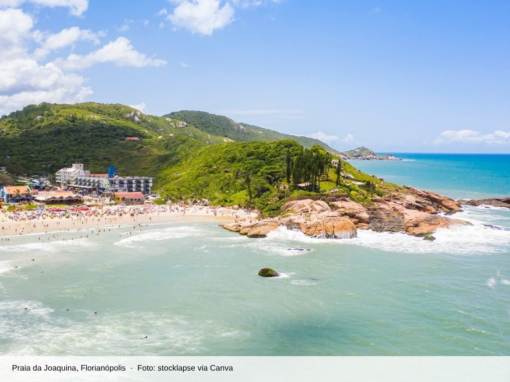 Praia da Joaquina com costão de pedras e mar azul