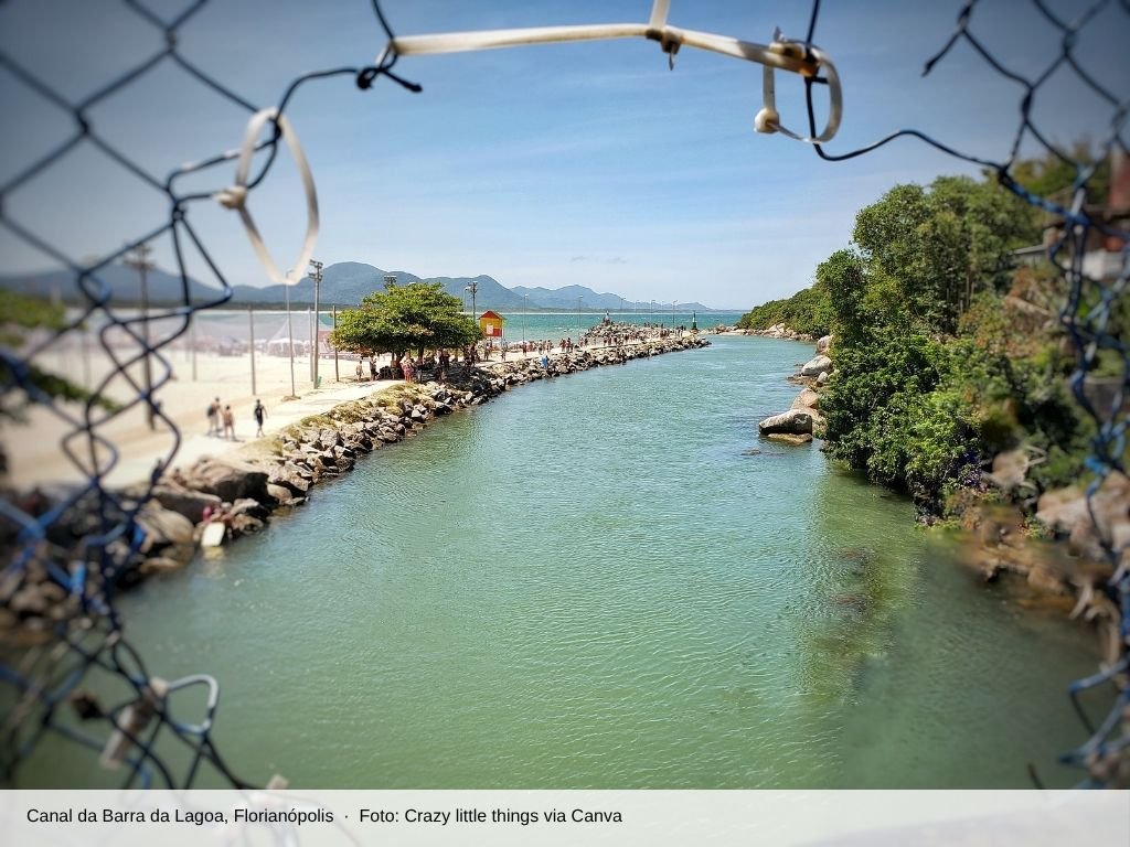 Canal da Barra da Lagoa visto entre a tela de proteção