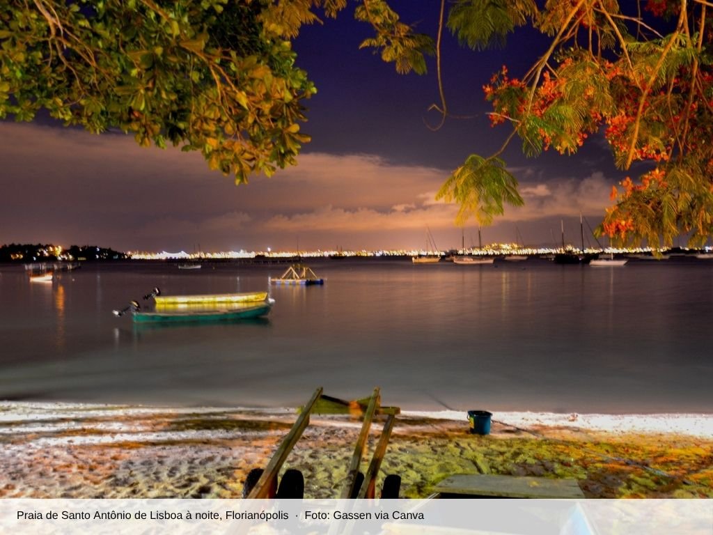 Praia de Santo Antônio de Lisboa à noite com barcos