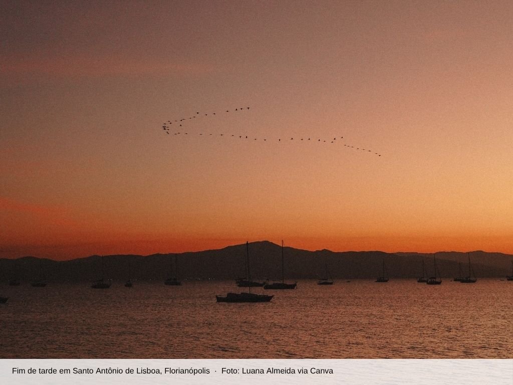 Fim de tarde em Santo Antônio de Lisboa com barcos na baía