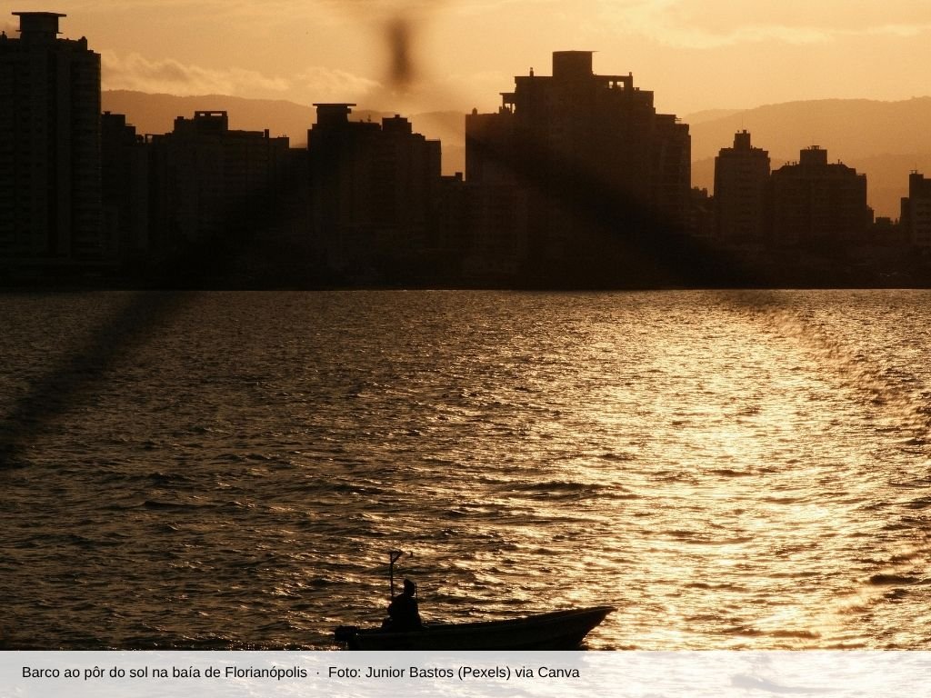 Barco ao pôr do sol na baía de Florianópolis