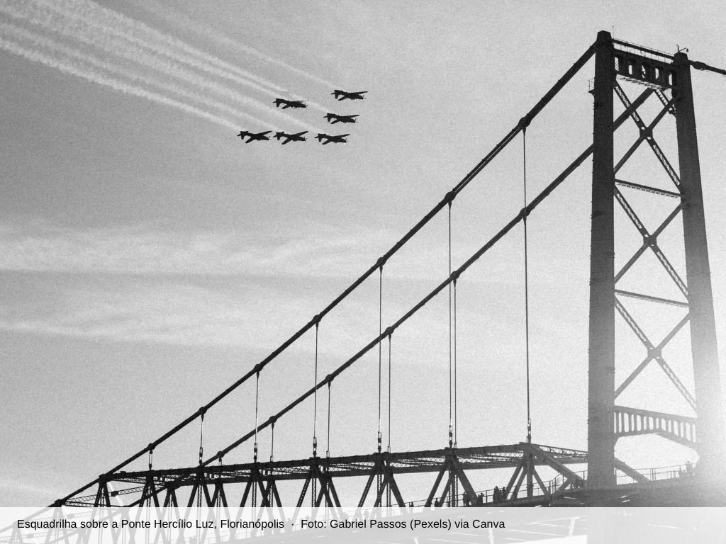 Esquadrilha de aviões sobre a Ponte Hercílio Luz