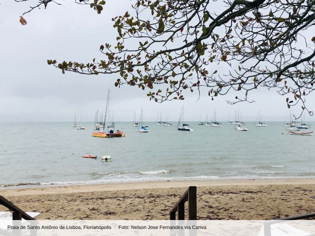 Praia de Santo Antônio de Lisboa com veleiros ancorados
