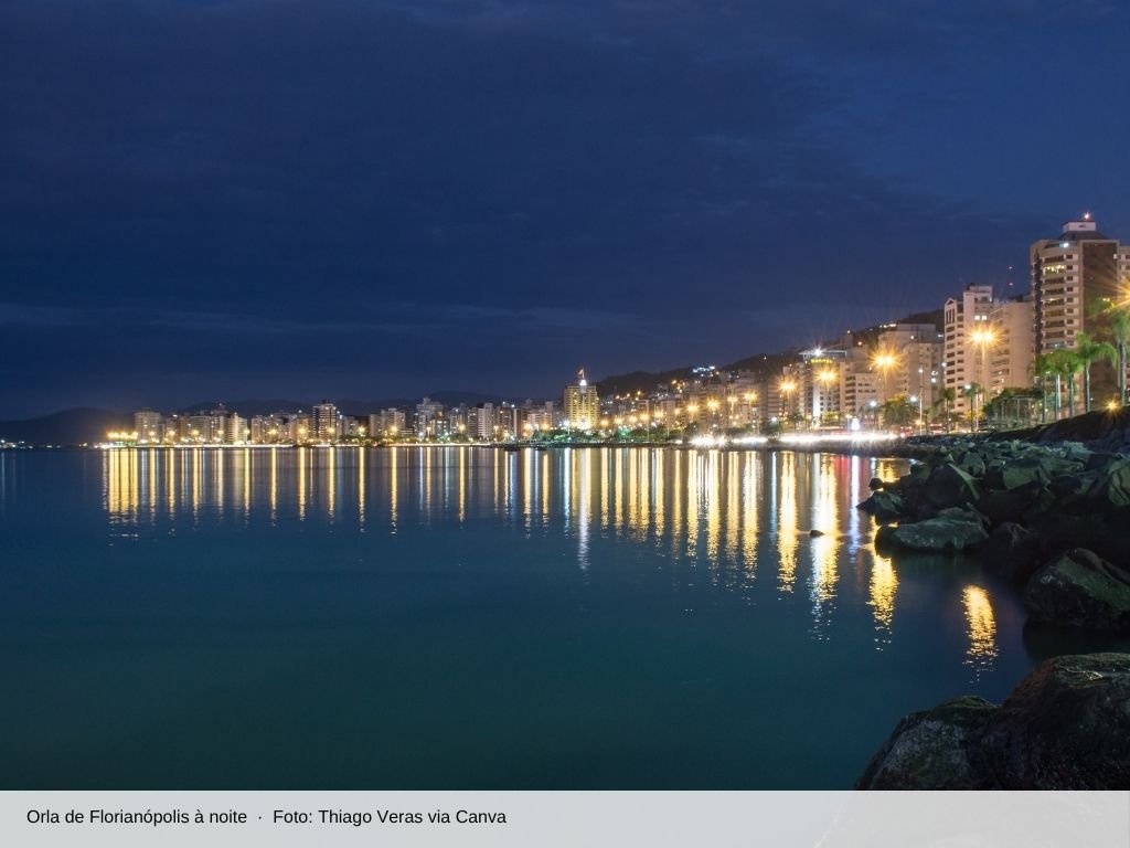 Orla de Florianópolis iluminada à noite