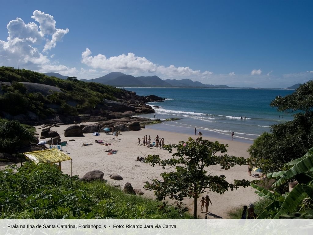 Praia com pedras e mata na Ilha de Santa Catarina