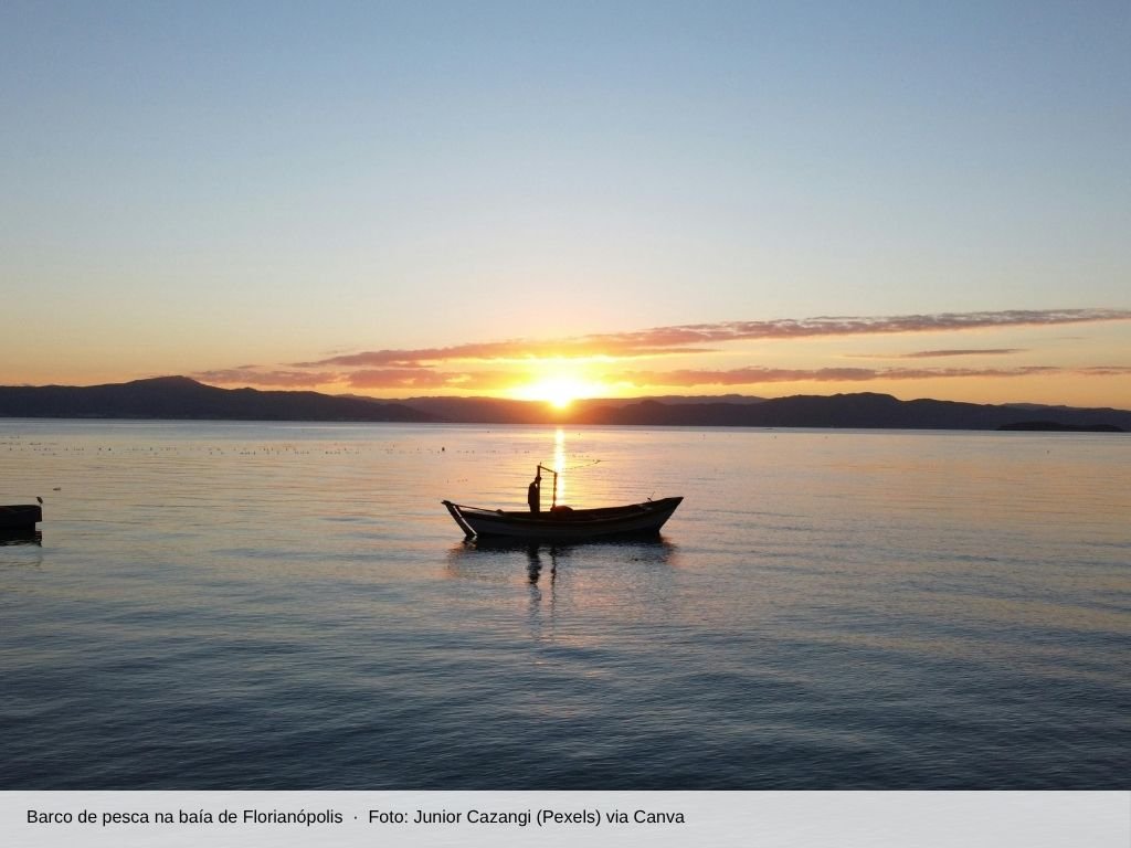 Barco de pesca na baía de Florianópolis ao pôr do sol